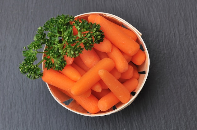 Photo carrots in round basket