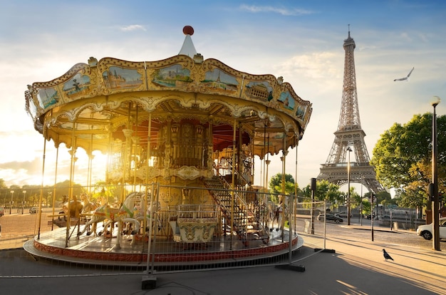 Carrousel in park bij de Eiffeltoren in Parijs