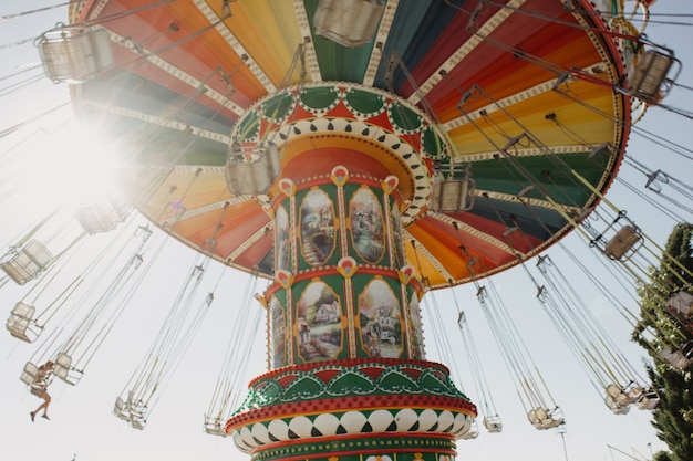 Carrousel met kettingen in een pretpark op een zonnige zomerdag