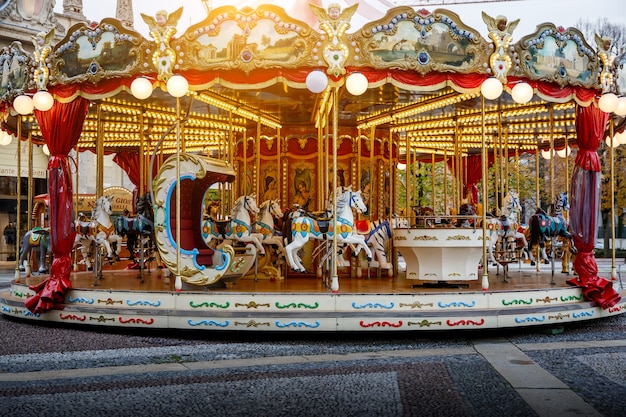 Carrousel met paarden op een zonnige dag.