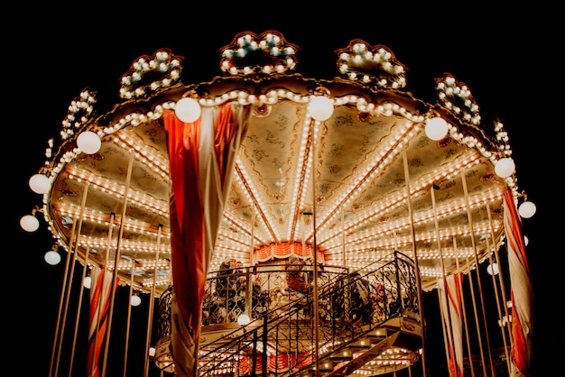 Carrousel op kerstmarkt in Moskou