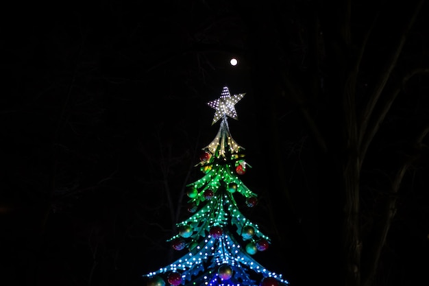 Carrouselattractie in de vorm van een kerstboomkerstdorp a milano villaggio delle