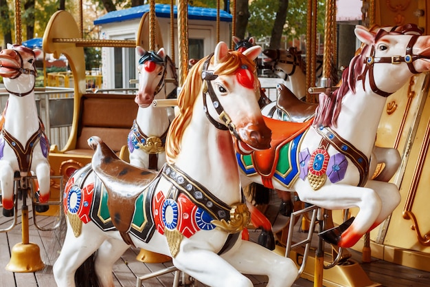 Carrouselpaard in pretpark. Een close-up van een paardencarrousel bij de aantrekkelijkheden.