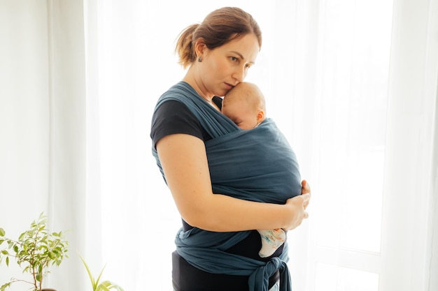 Foto portare il neonato nella fascia per bebè per confortarlo