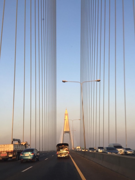 Photo cars on bridge against sky in city