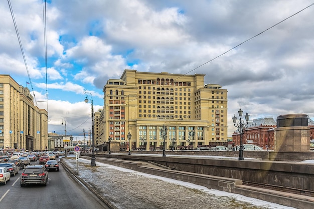 Автомобили в городе напротив неба