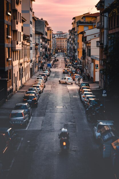 Foto auto sulla strada della città contro il cielo