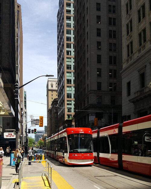 Foto auto sulla strada della città da edifici contro il cielo