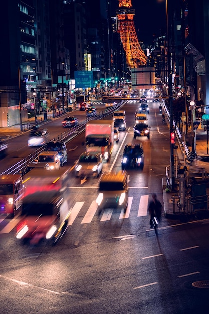 東京の街路で夜に走る車