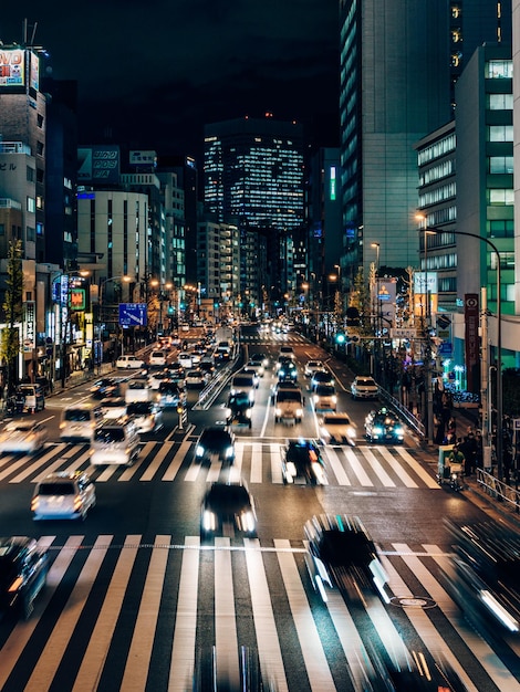 Photo cars on city street at night