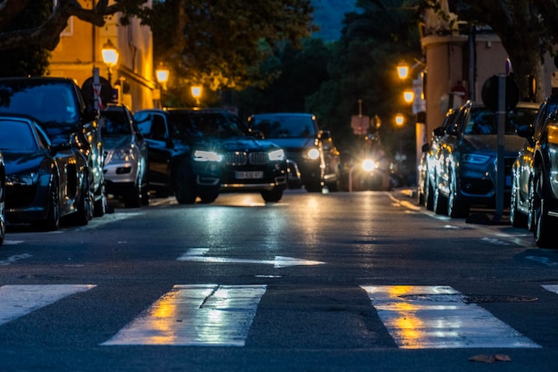 Foto auto per le strade della città di notte