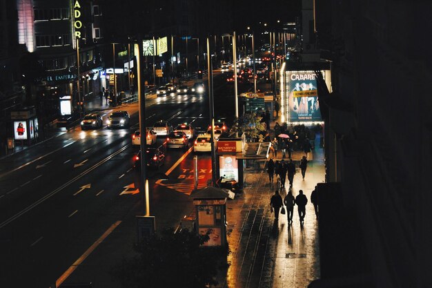 Photo cars on city street at night