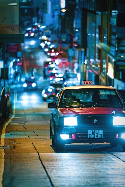 夜街の通りを走る車
