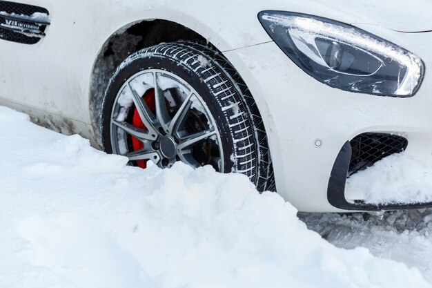Автомобили покрыты снегом