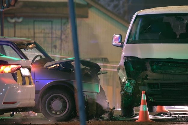 夜の街路での衝突後、交通事故で自動車が大事故した交通安全と保険のコンセプト