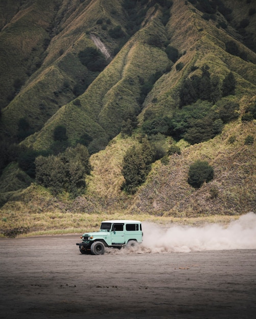 ビーチを走る車