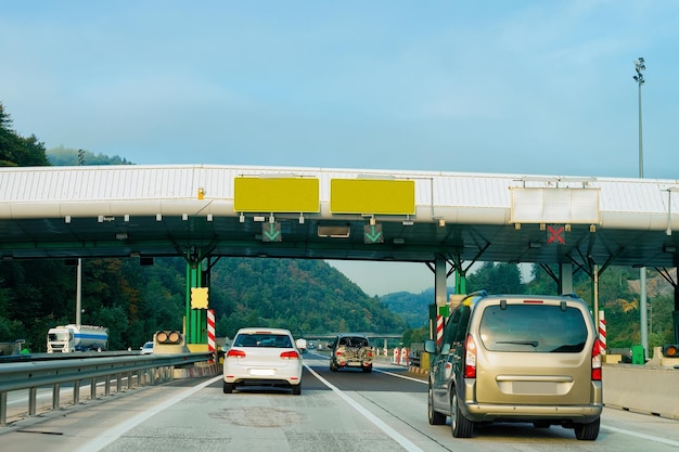 写真 スロベニアの道路に空白の標識がある料金所の車。