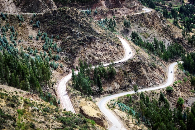 Автомобили на горной дороге