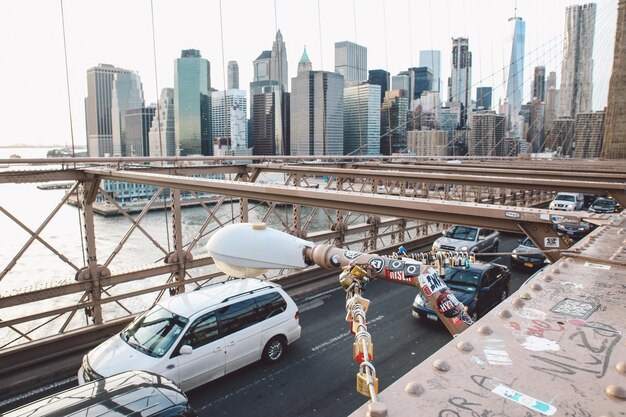 Foto auto che si muovono sul ponte di brooklyn