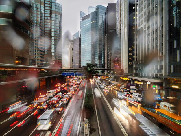 写真 市内で道路を移動する車