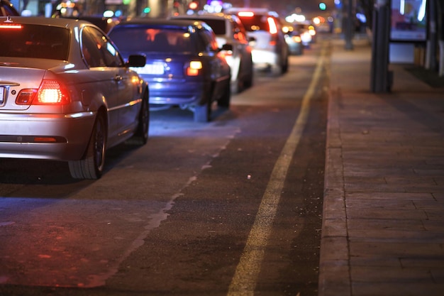 Foto auto nella città di notte