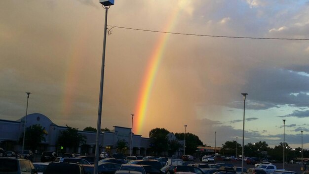 写真 雲の空に逆らって道路を走る車