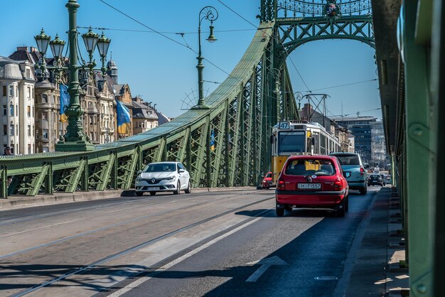 写真 空に向かって街の道路に乗る車