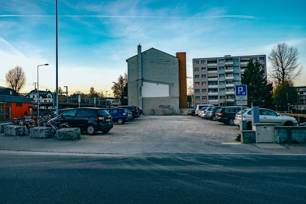 Photo cars parked in front of building