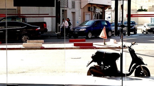 Foto auto parcheggiate davanti all'edificio