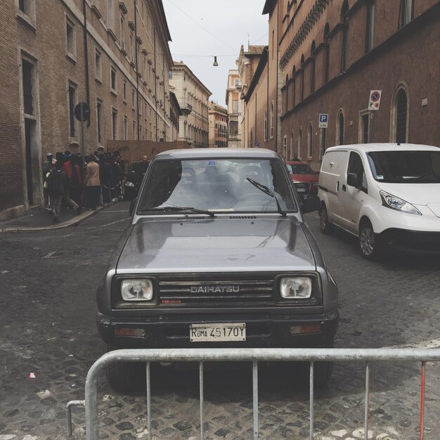사진 자갈로 된 거리에 주차 된 자동차