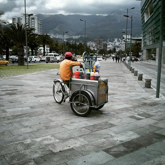 写真 道路に駐車した車