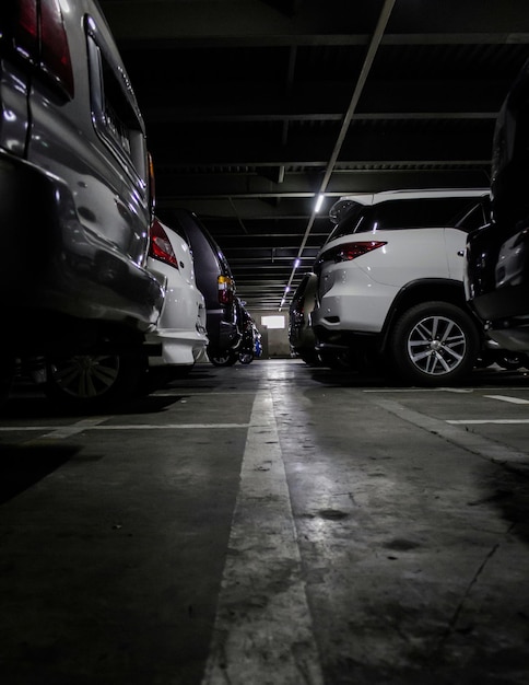 Photo cars parked in parking lot at night