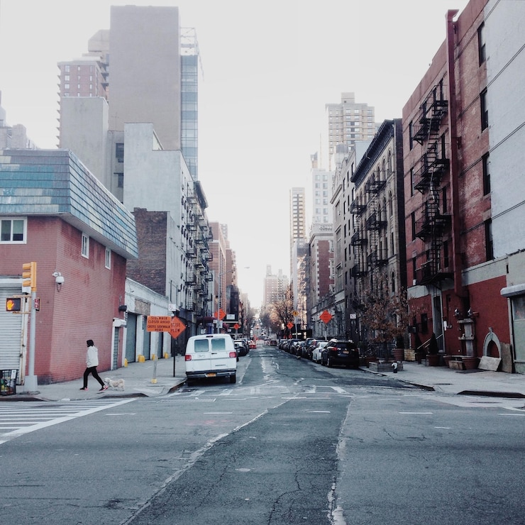 Photo cars parked at roadside in city