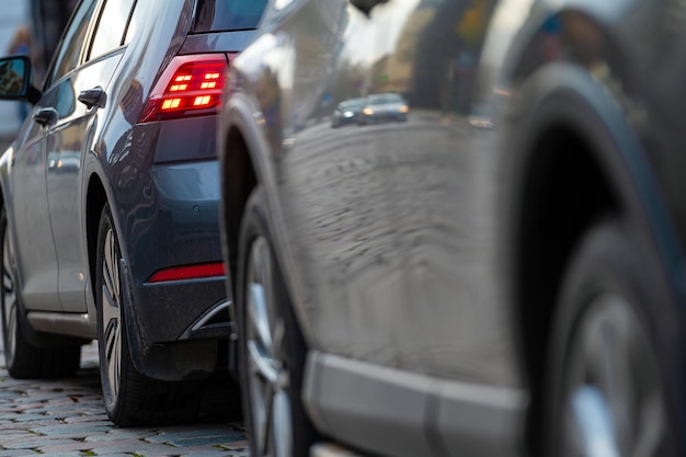 Auto parcheggiate in fila su una strada cittadina