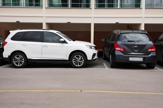 Photo cars parked in row on outdoor parking