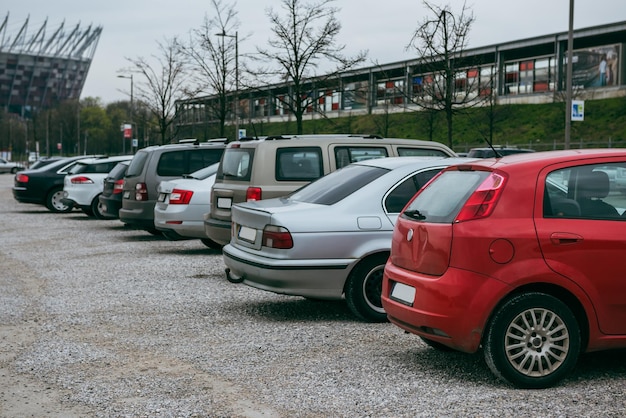 並んで駐車する車駐車場は小石で舗装されています