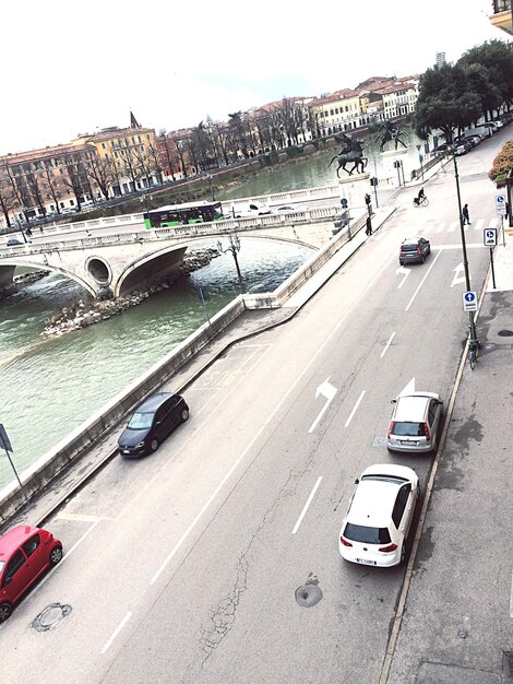 Foto auto parcheggiate sul marciapiede in città