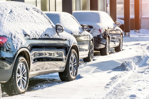 雪に覆われた駐車場の車