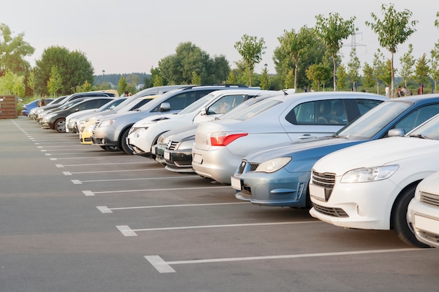 Photo cars in a parking lot in the evening light of the sun