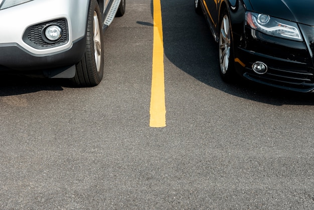 Foto automobili nella vista frontale del parcheggio