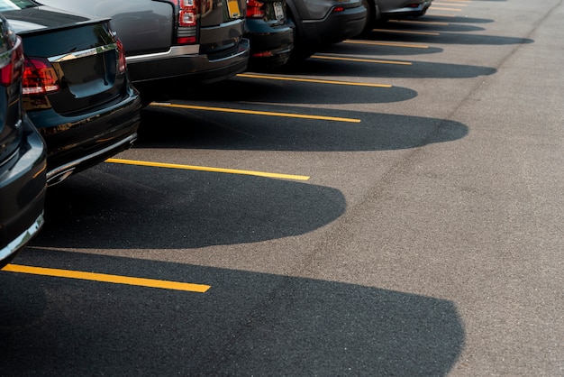 Foto automobili nella vista laterale del parcheggio