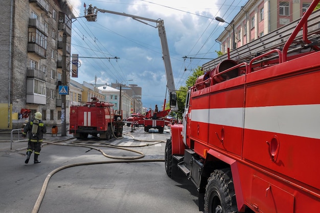 авто спасательная служба тушит пожар в городе