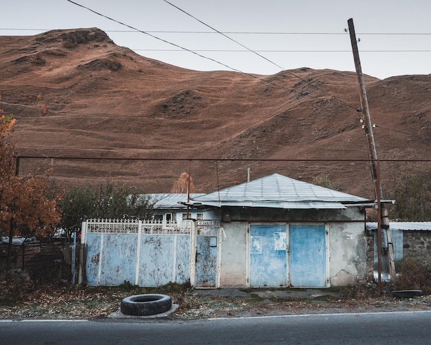 Foto auto sulla strada contro la catena montuosa