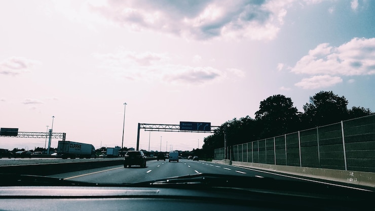 Photo 街の空に向かって道路を走る車