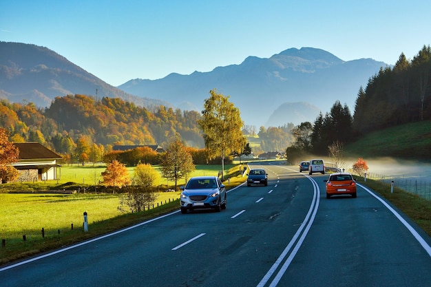 Foto auto sulla strada contro il cielo