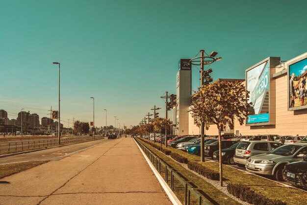 Foto auto sulla strada in città contro un cielo limpido