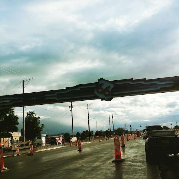 Photo cars on road in city against sky