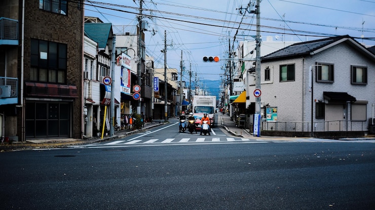 Photo 空に向かって街の道路に乗る車