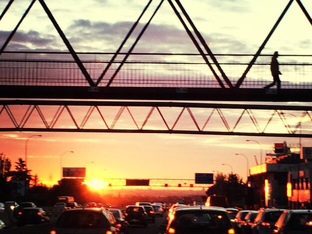 Photo cars on road at sunset