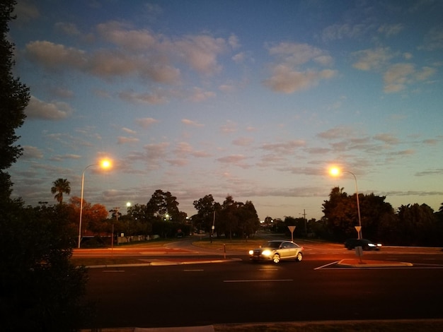 Foto auto sulla strada al tramonto